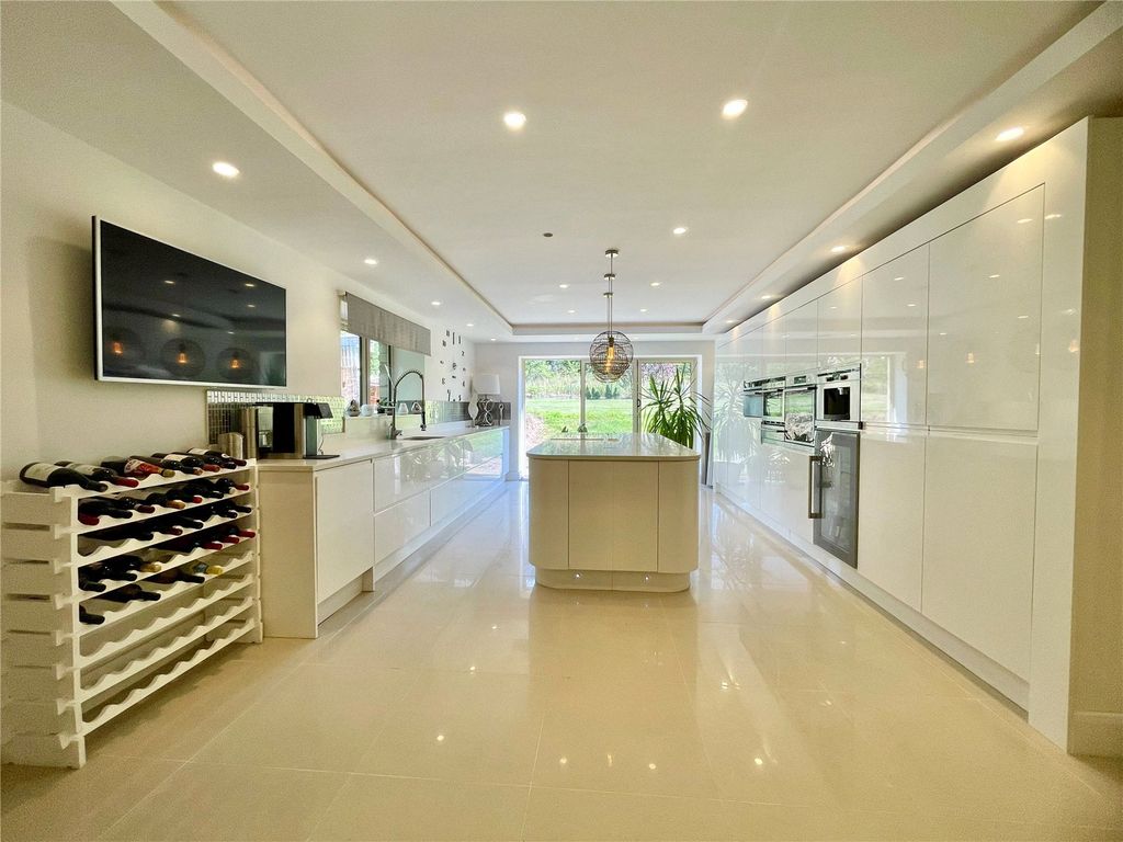 Property photo 3 of 31 Dining Kitchen