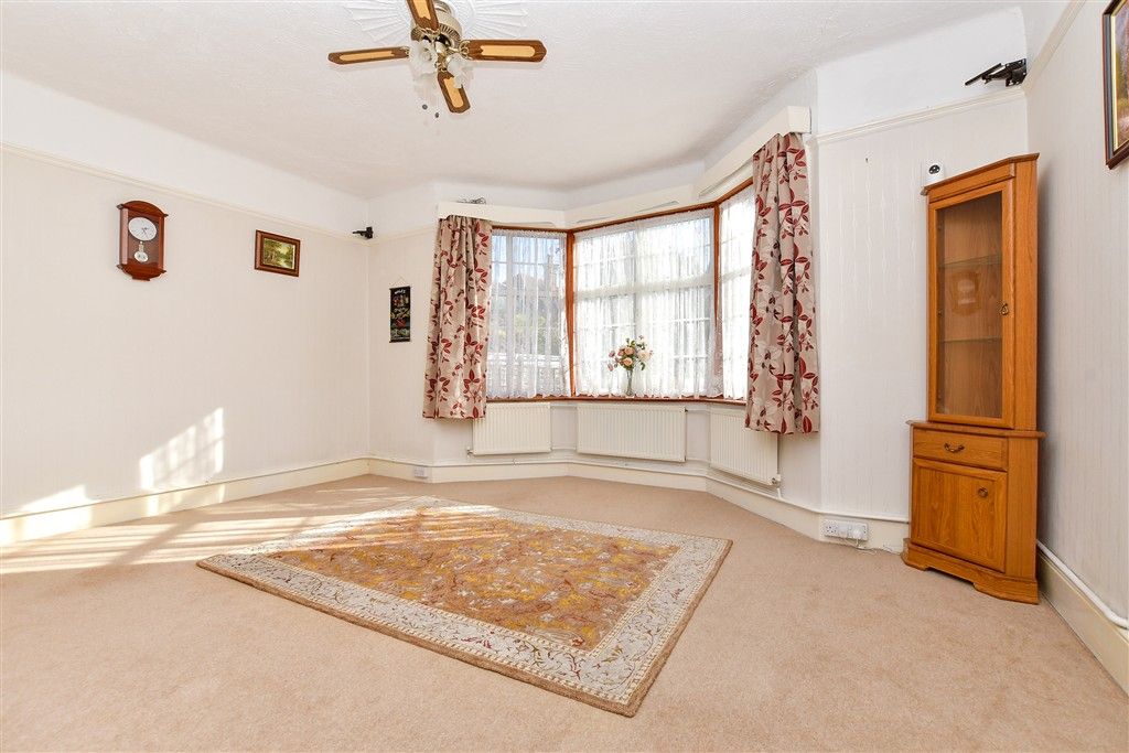 Property photo 3 of 17 Lounge