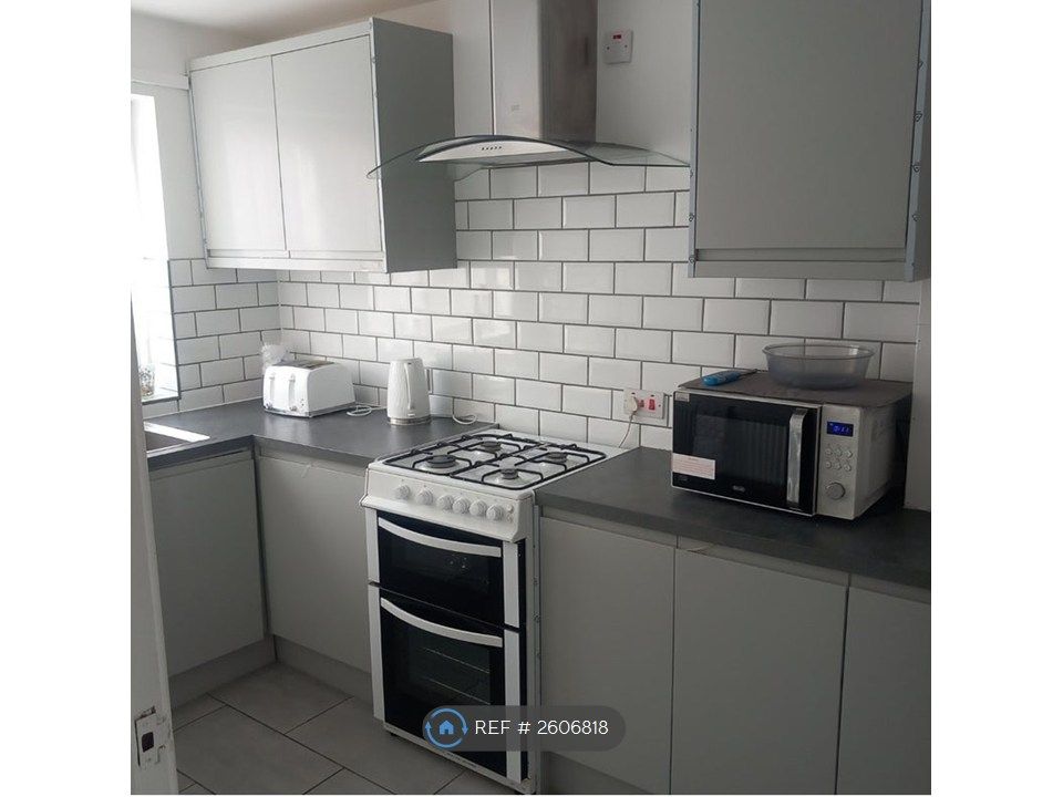 Property photo 3 of 8 Kitchen