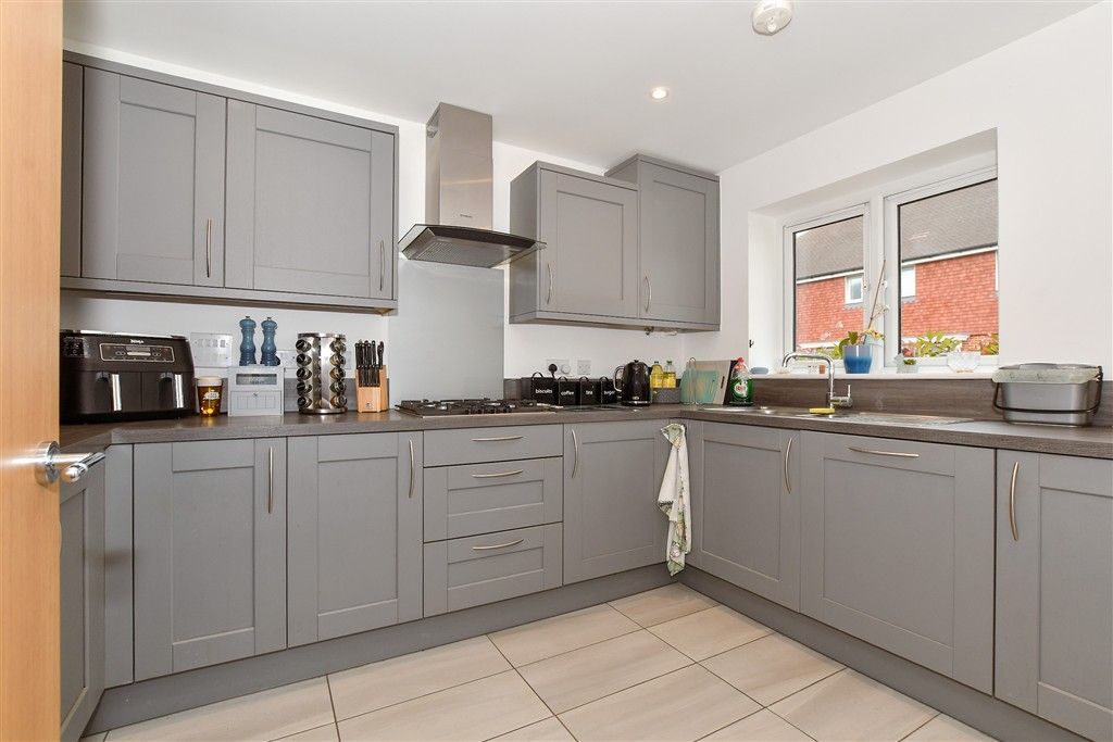 Property photo 3 of 11 Kitchen