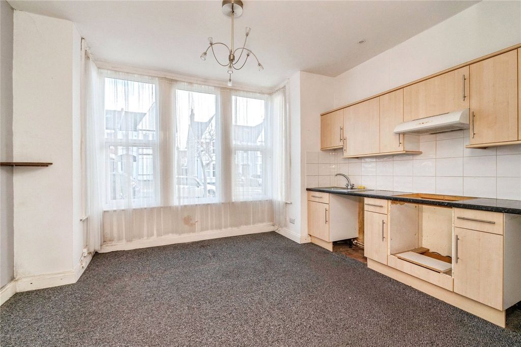 Property photo 3 of 13 Lounge/Kitchenette