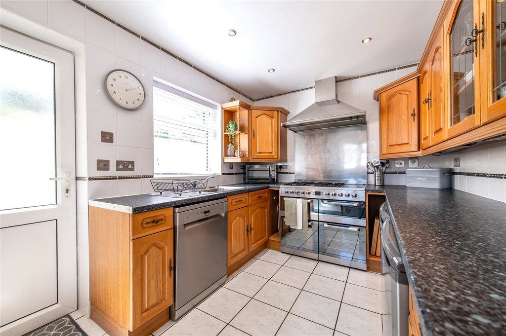 Property photo 3 of 33 Kitchen