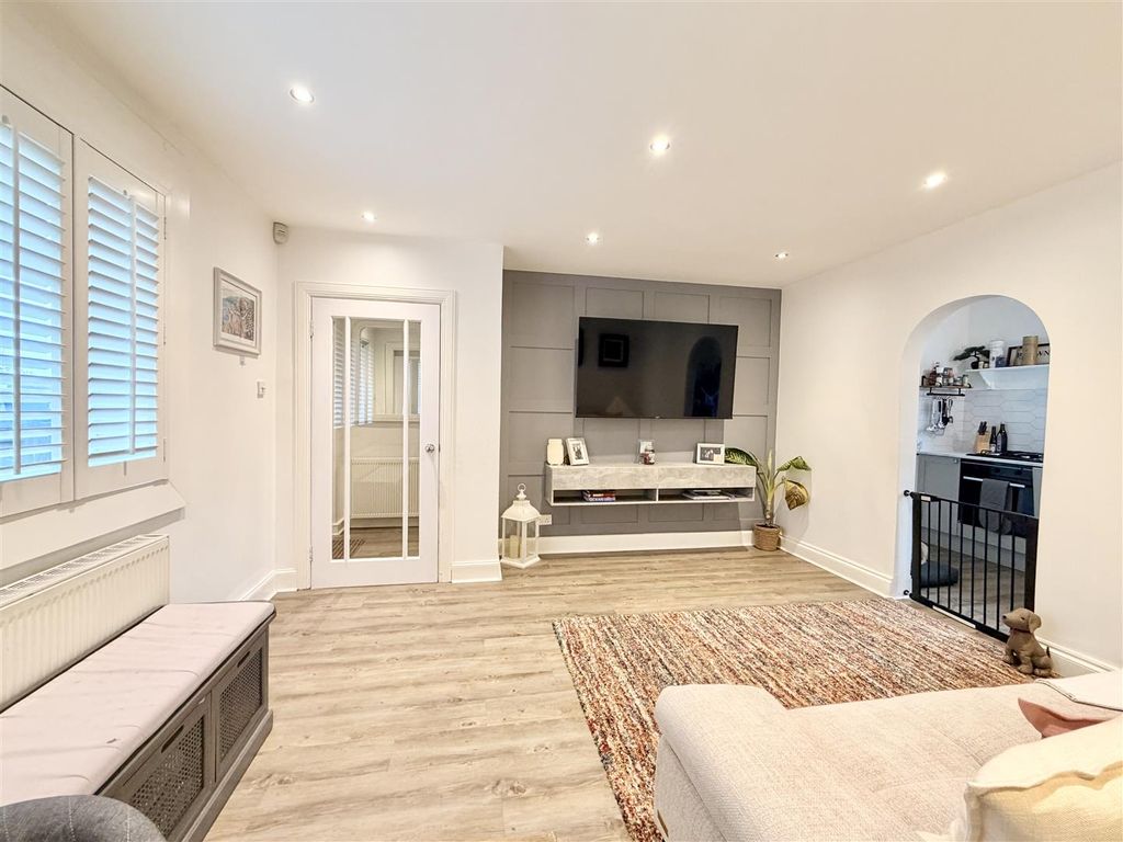 Property photo 2 of 13 Lounge