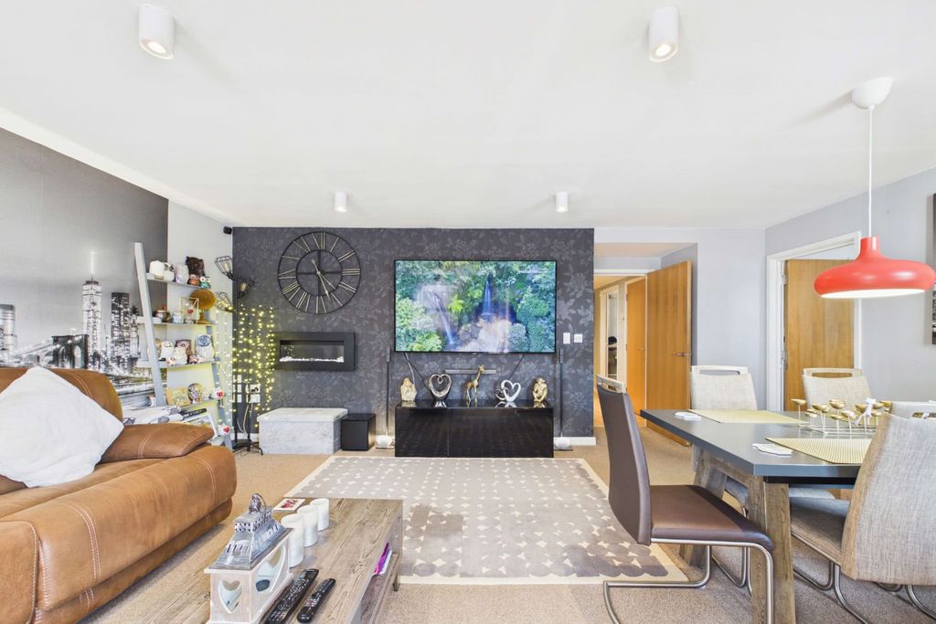 Property photo 3 of 16 Contemporary Open-Plan Living And Dining