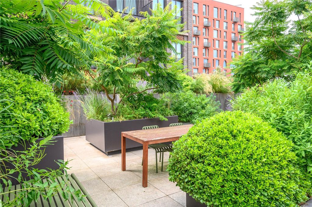 Property photo 3 of 13 Communal Garden