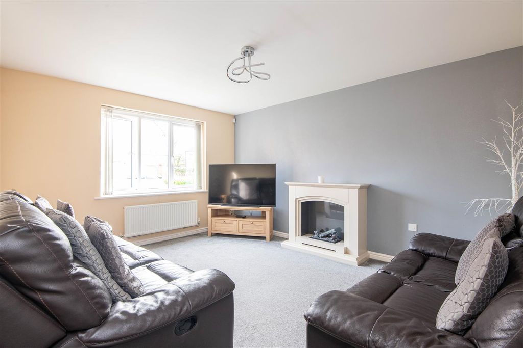 Property photo 3 of 23 Lounge