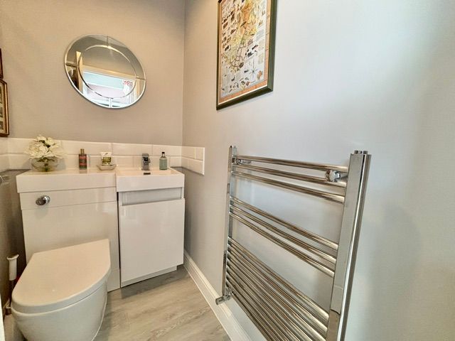 Property photo 2 of 18 Cloakroom