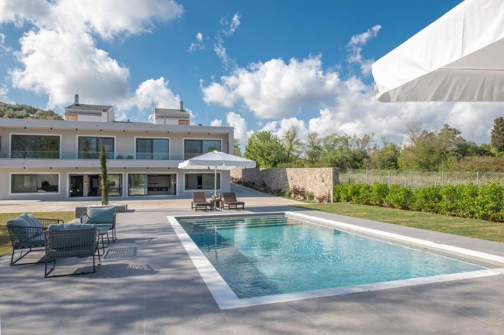 Property photo 1 of 16 Pool And Villa