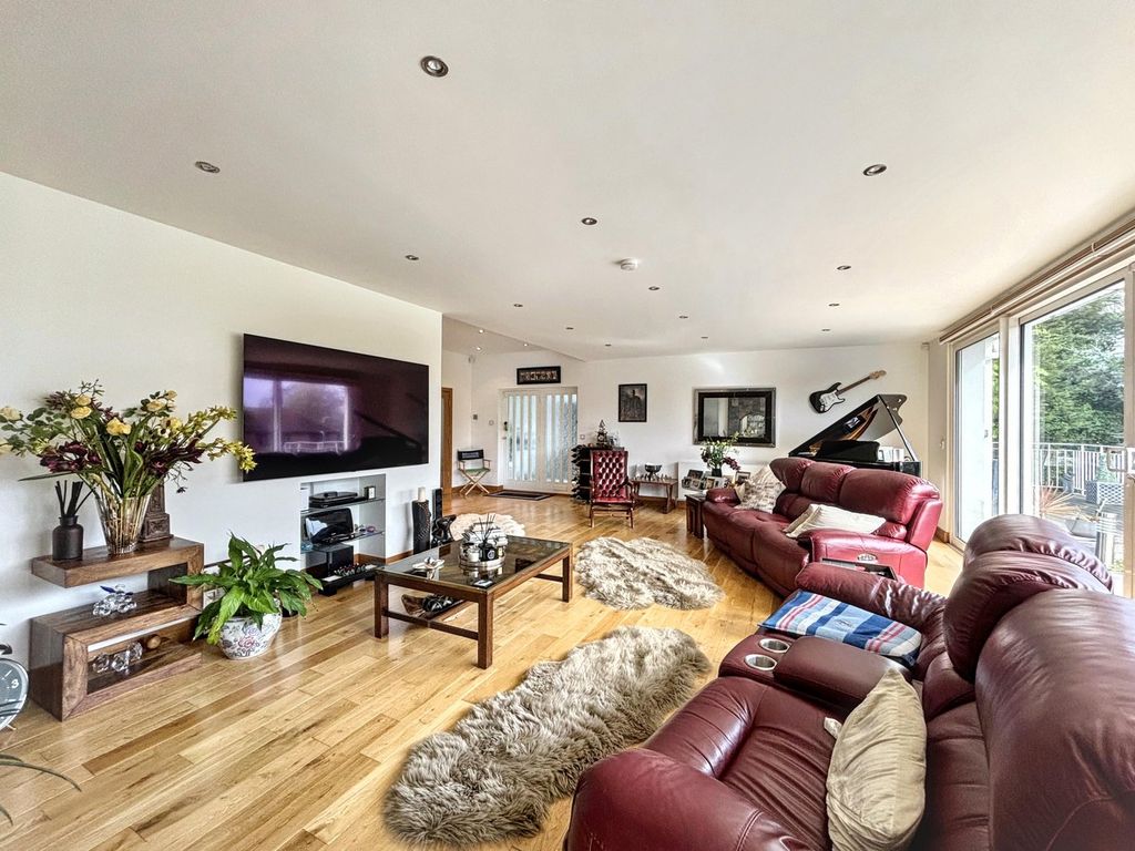 Property photo 3 of 33