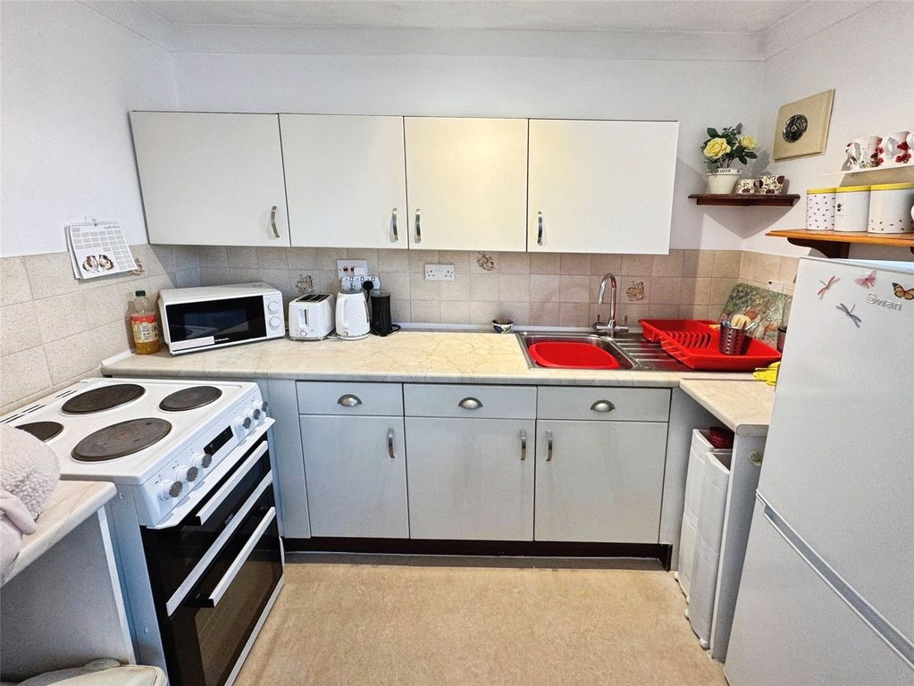 Property photo 3 of 11 Kitchen