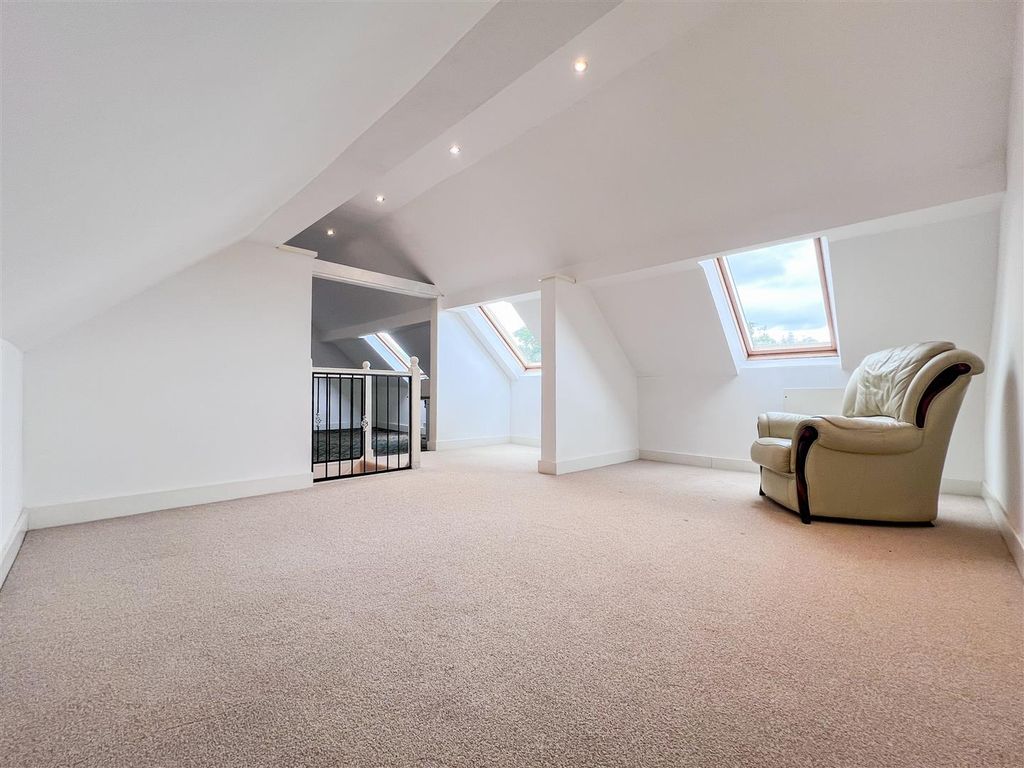 Property photo 2 of 33 Loft Room