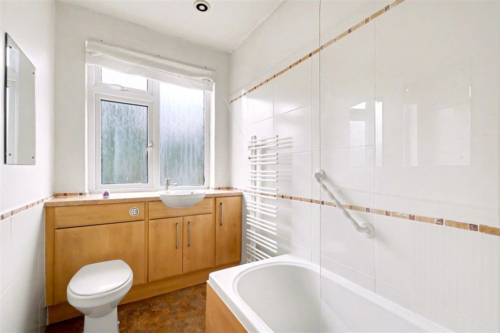 Property photo 3 of 19 Bathroom.Jpeg