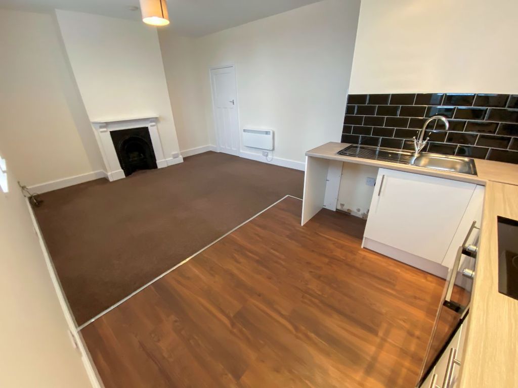 Property photo 1 of 8 Living Room/Kitchen