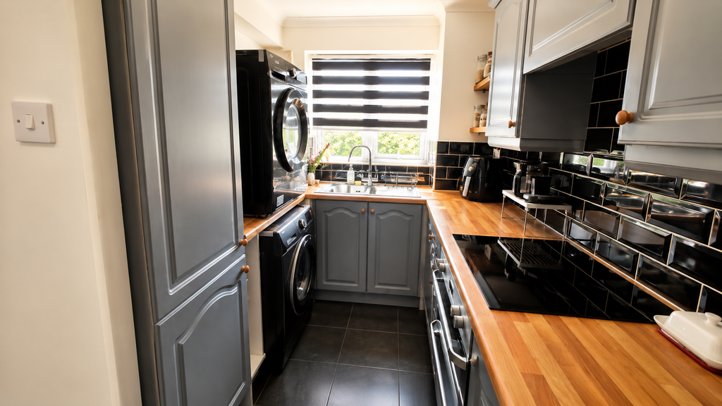 Property photo 3 of 10 Kitchen