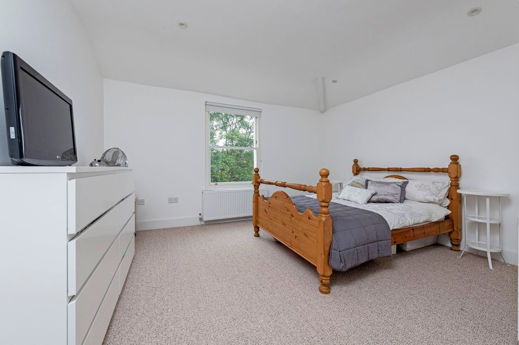 Property photo 3 of 11 Photo 02