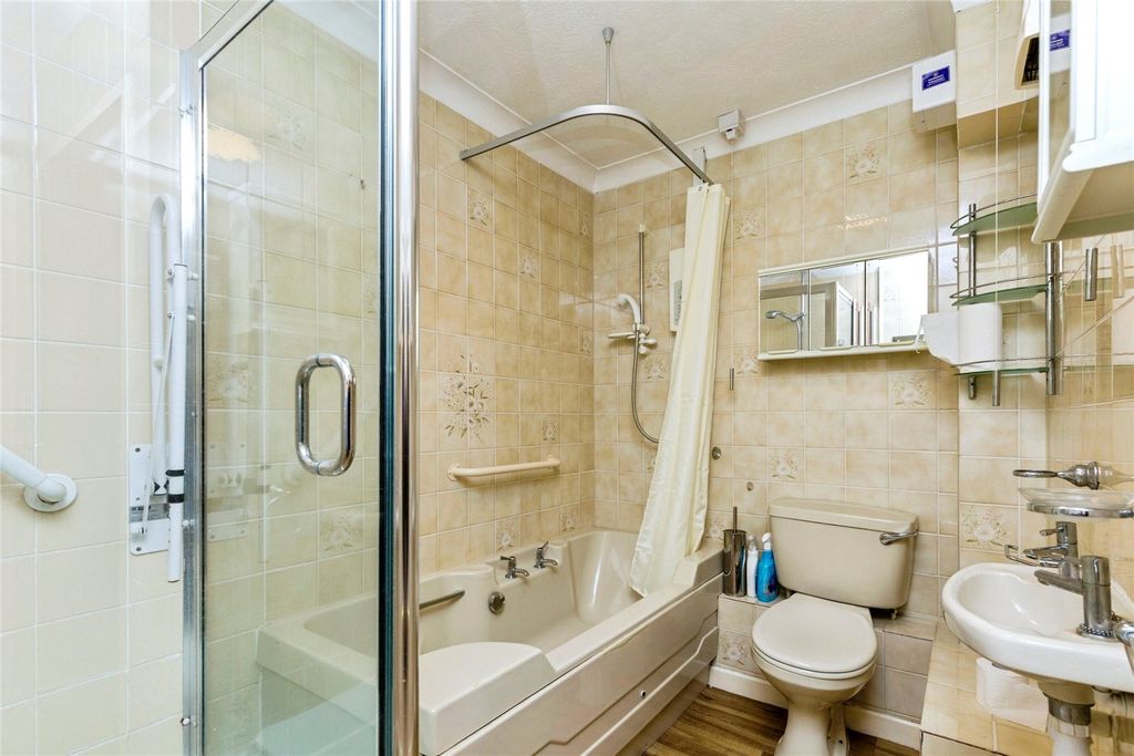 Property photo 3 of 11 Bathroom