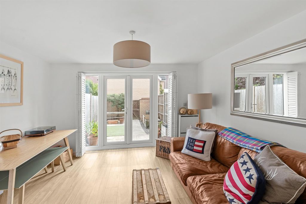 Property photo 3 of 23 17-Willowcroftway-012.Jpg