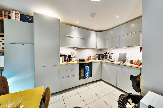 Property photo 3 of 17 Kitchen