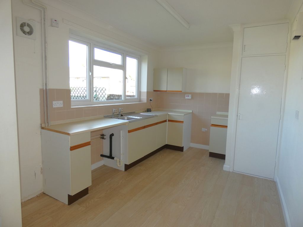 Property photo 3 of 10 Pic 3 Kitchen (5).Jpg