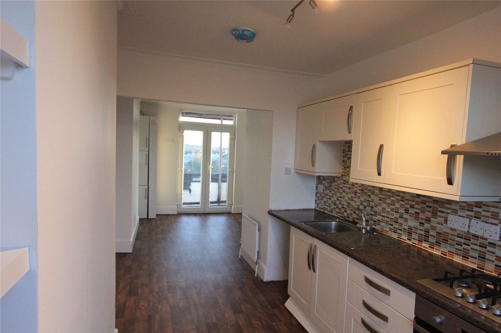 Property photo 3 of 16 Picture No. 11