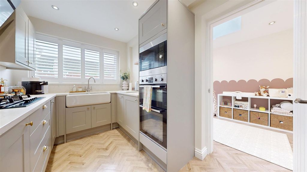 Property photo 3 of 33 Paisley Avenue Kitchen