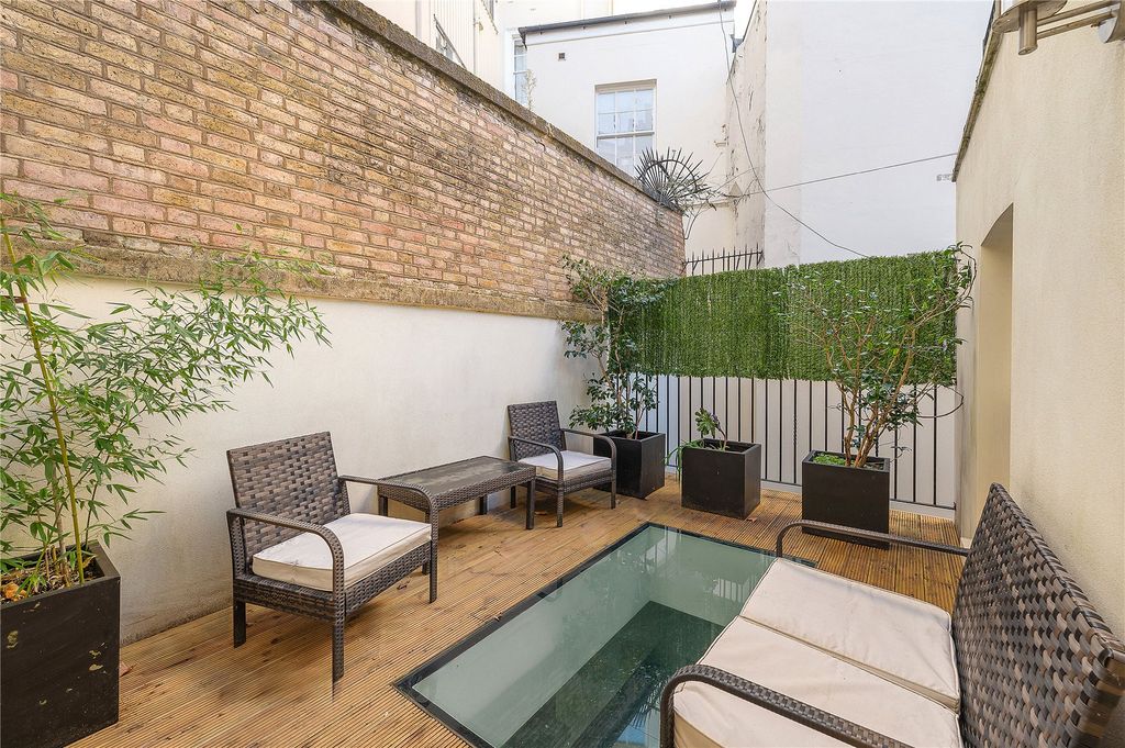 Property photo 3 of 18 Garden