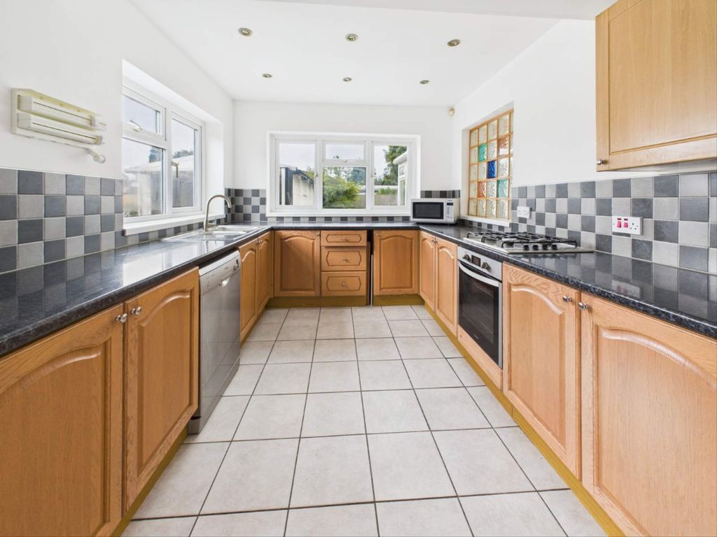 Property photo 3 of 26 Kitchen