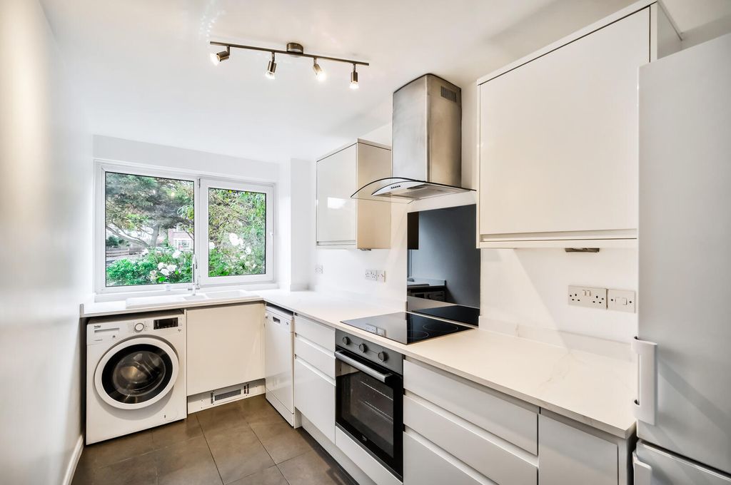 Property photo 3 of 19 Kitchen