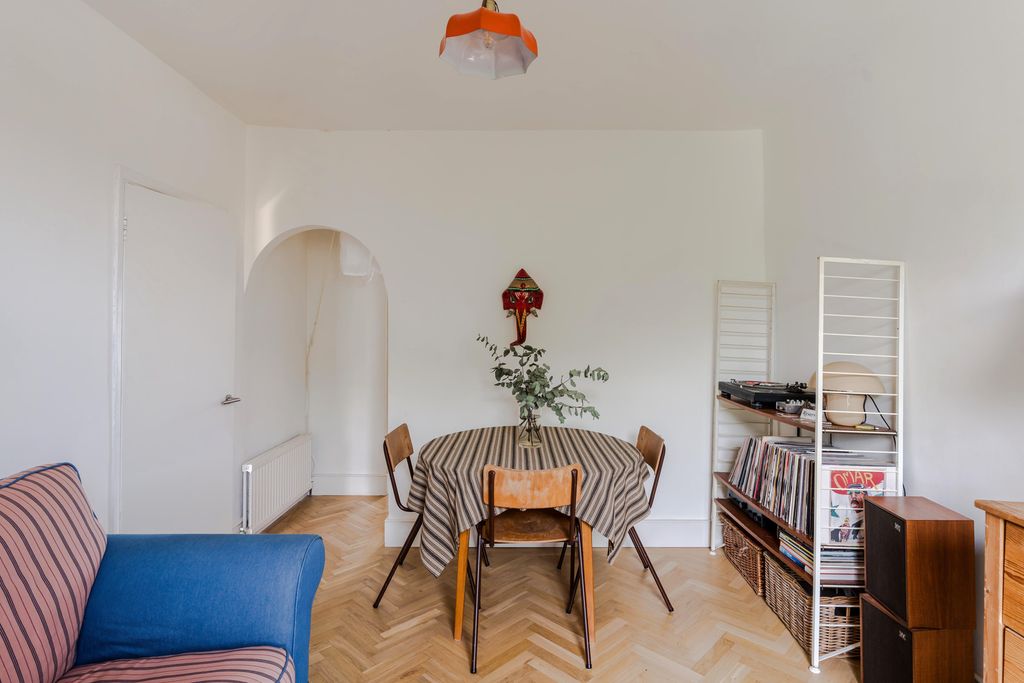 Property photo 3 of 20 348644 - 4, 151 Gipsy Road-12.Jpeg