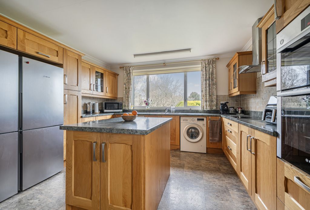 Property photo 3 of 22 1415557-8-69947Bf...