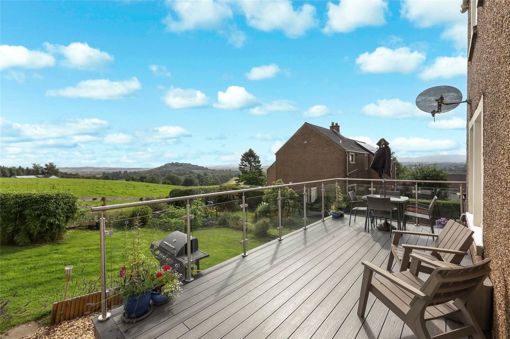 Property photo 2 of 28 Decking/Outlooks
