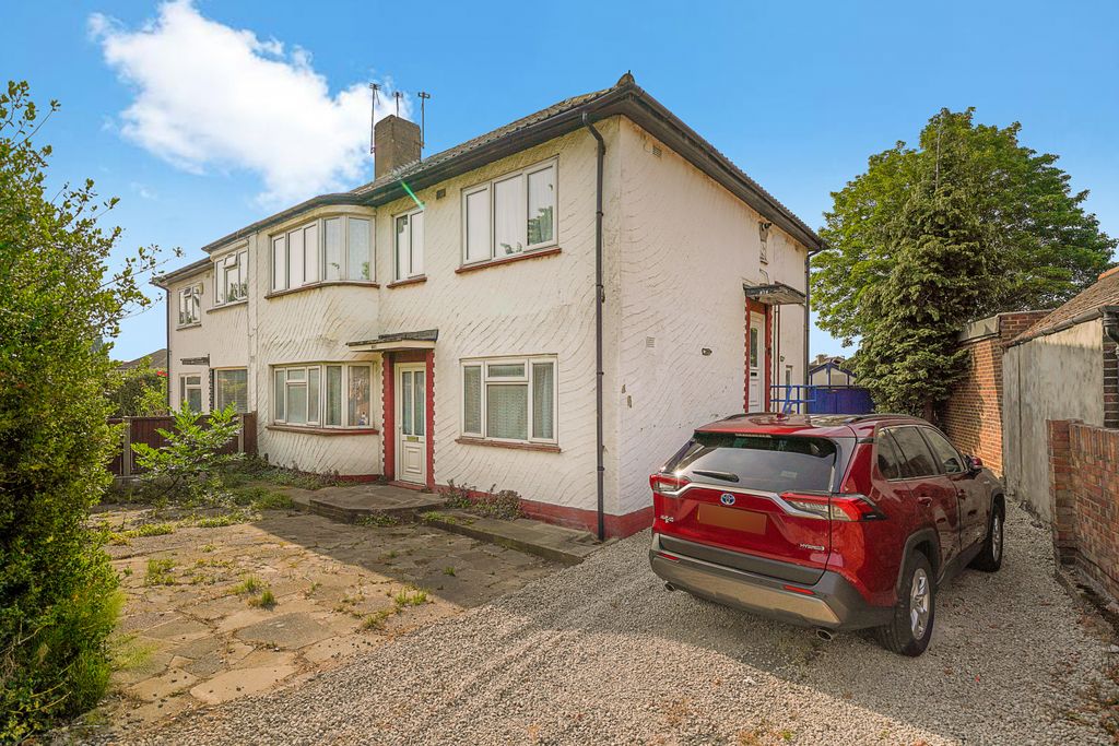 Property photo 1 of 10 A Well-Arranged, Purpose-Built Ground Floor Maisonette Presenting An Exciting Opportunity For Modernisation, Offering Excellent Potential In A Highly Desirable Location.