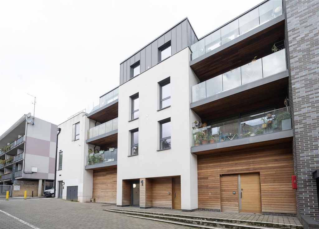 Property photo 1 of 15 Dalston Lane, E8