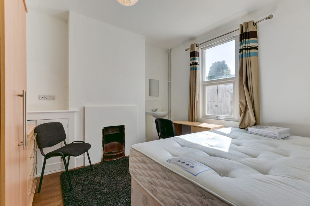 Property photo 2 of 12 A Bright And Well-Maintained Double Bedroom Featur...