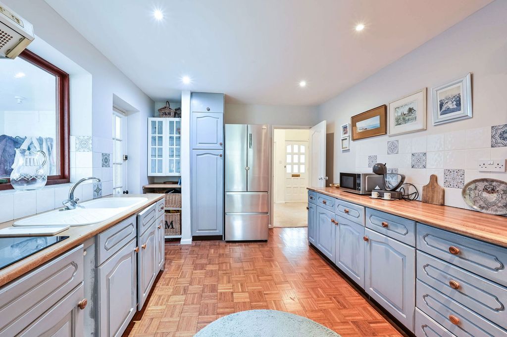 Property photo 2 of 23