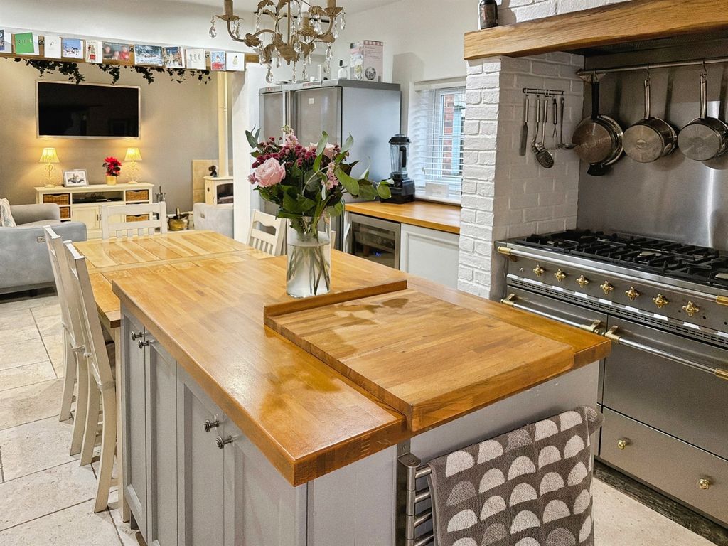 Property photo 2 of 25