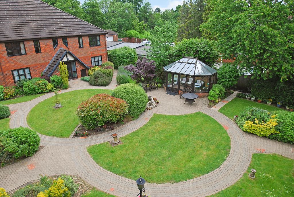 Property photo 3 of 12 Communal Garden