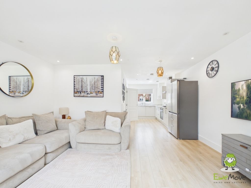 Property photo 3 of 17 Ewemove Estate Agents Basingstoke - Denarii Drive