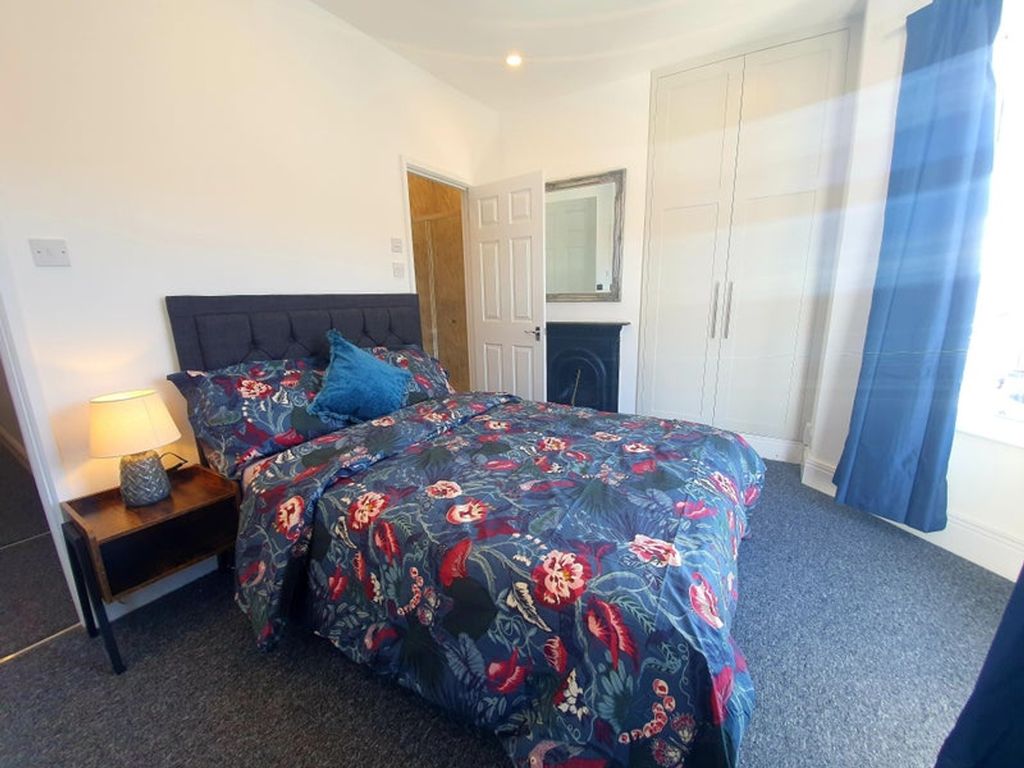 Property photo 3 of 10 Bright And Inviting Double Bedroom Featuring A Coz...