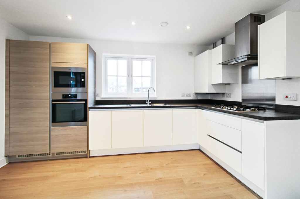 Property photo 3 of 10 Kitchen