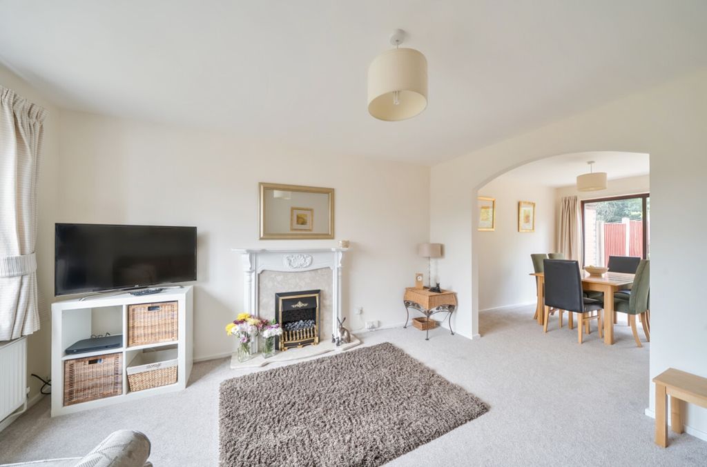 Property photo 2 of 17 1325385-7-6877Ba8Aa9583