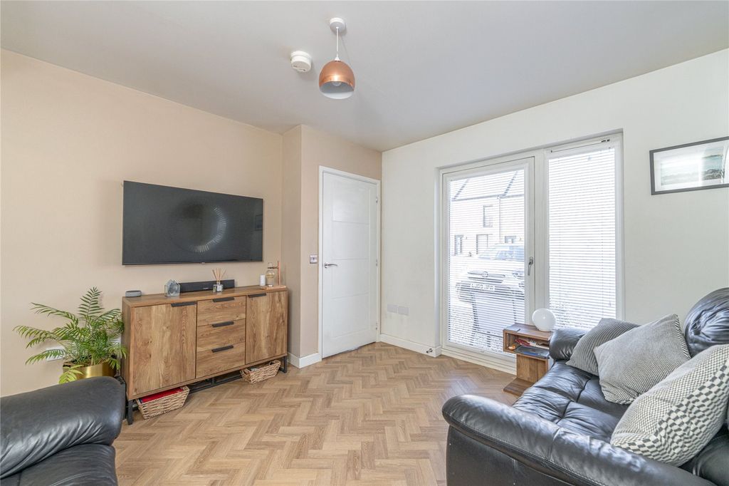 Property photo 2 of 27 Lounge