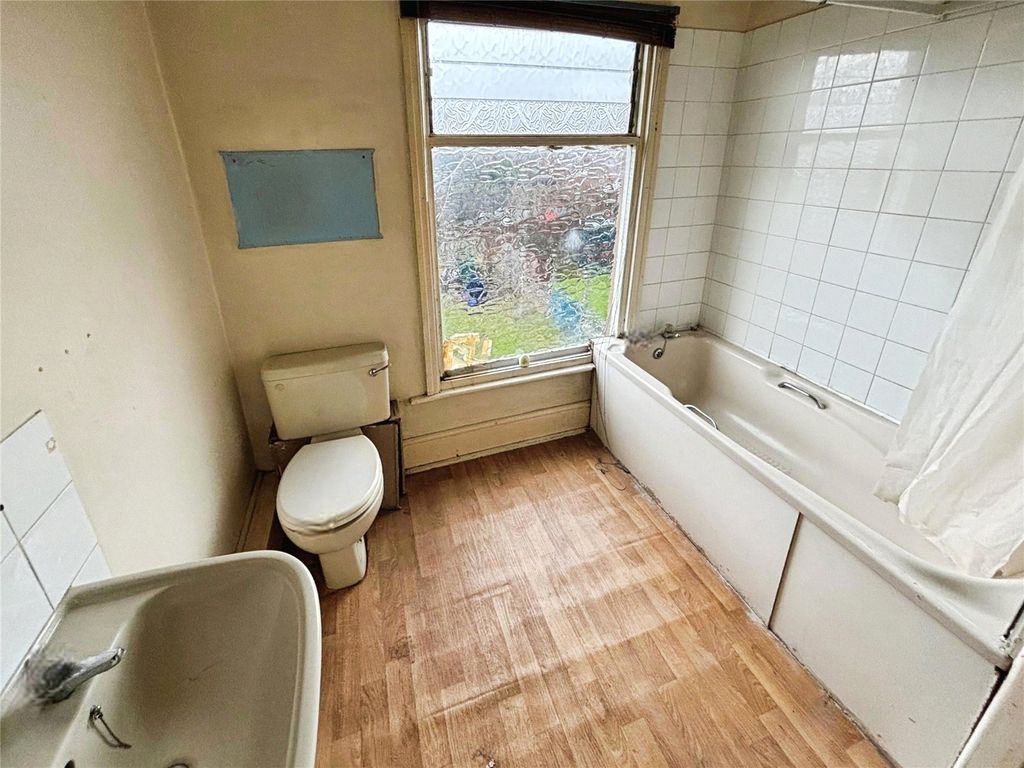 Property photo 3 of 9 Bathroom/Wc