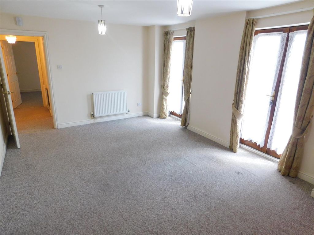 Property photo 3 of 10 Living Room
