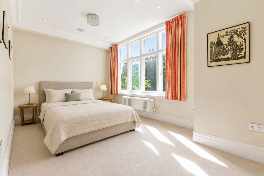 Additional image 14 of 3 bed flat for saleQueen Elizabeth Crescent, Beaconsfield, Buckinghamshire HP9