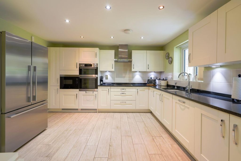 Property photo 3 of 16 Kitchen
