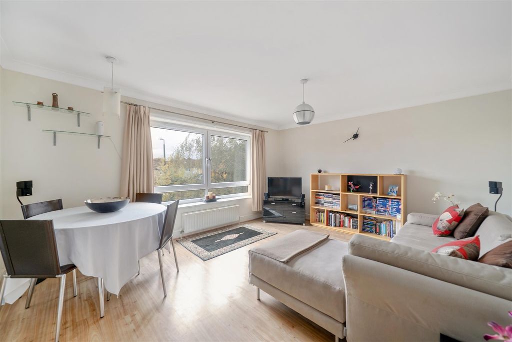 Property photo 3 of 11 Clarendon Court