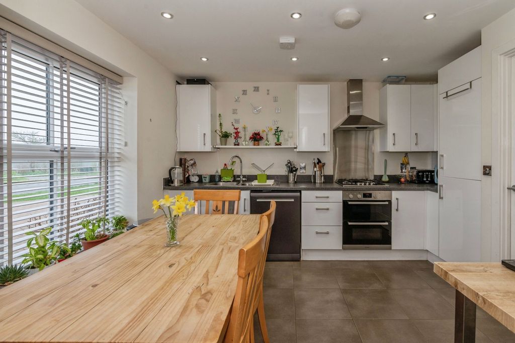 Property photo 3 of 18 Kitchen