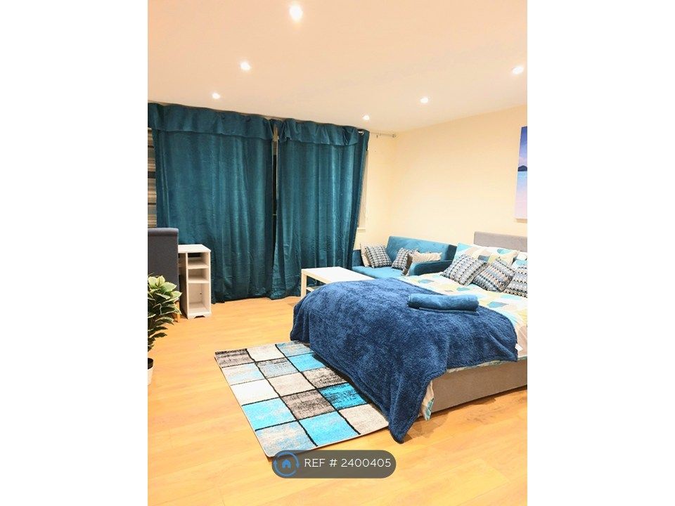 Property photo 1 of 13 Downstair Ensuite Large Bedroom