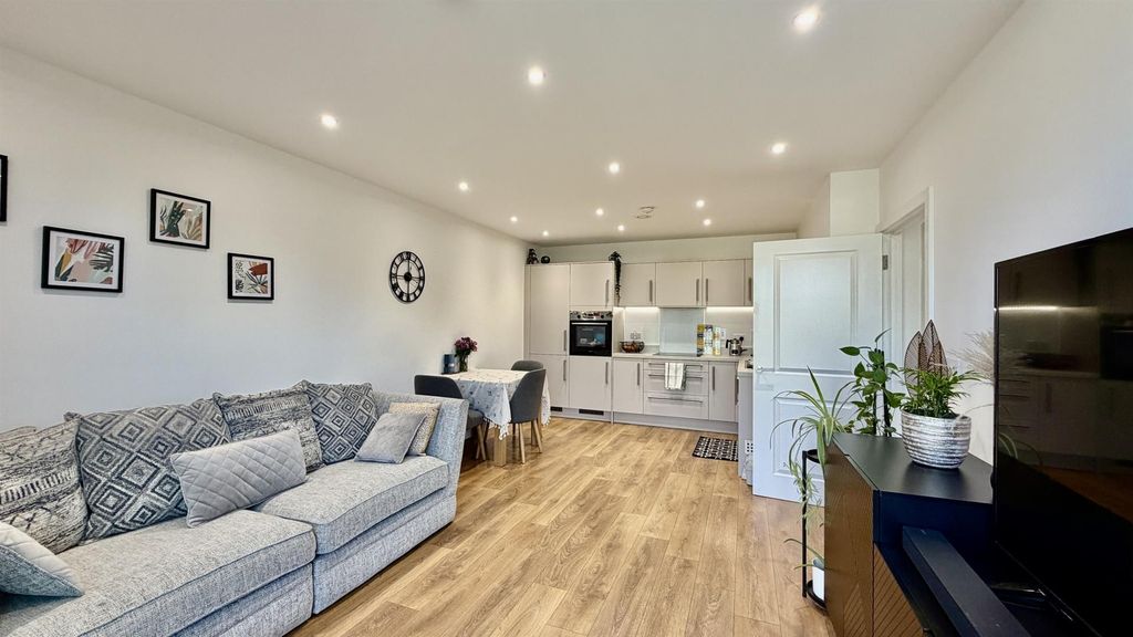 Property photo 2 of 13 Property For Rent In Mahindra Way